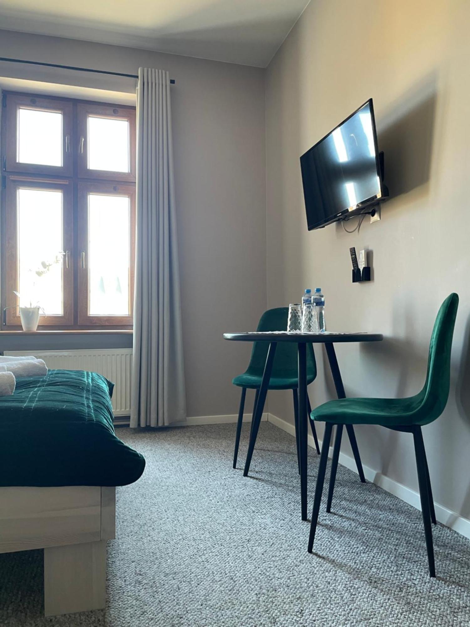 Wielkopolanka Pokoje Goscinne I Restauracja Chodziez Luaran gambar